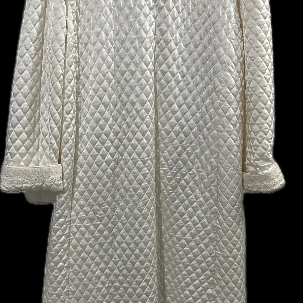 VINTAGE Christian Dior Ivory Women's Quilted Robe w Lace & Faux Pearl Buttons L - Picture 8 of 10